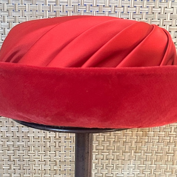 🌟HP🌟VTG 1950s Red Velvet & Pleated Satin Breton Hat by Milbrae Exclusives - Picture 2 of 14